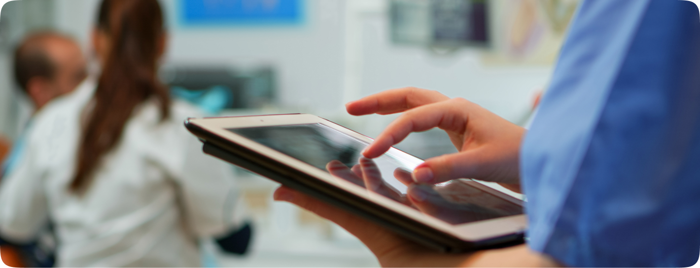 Медицинский специалист с планшетом